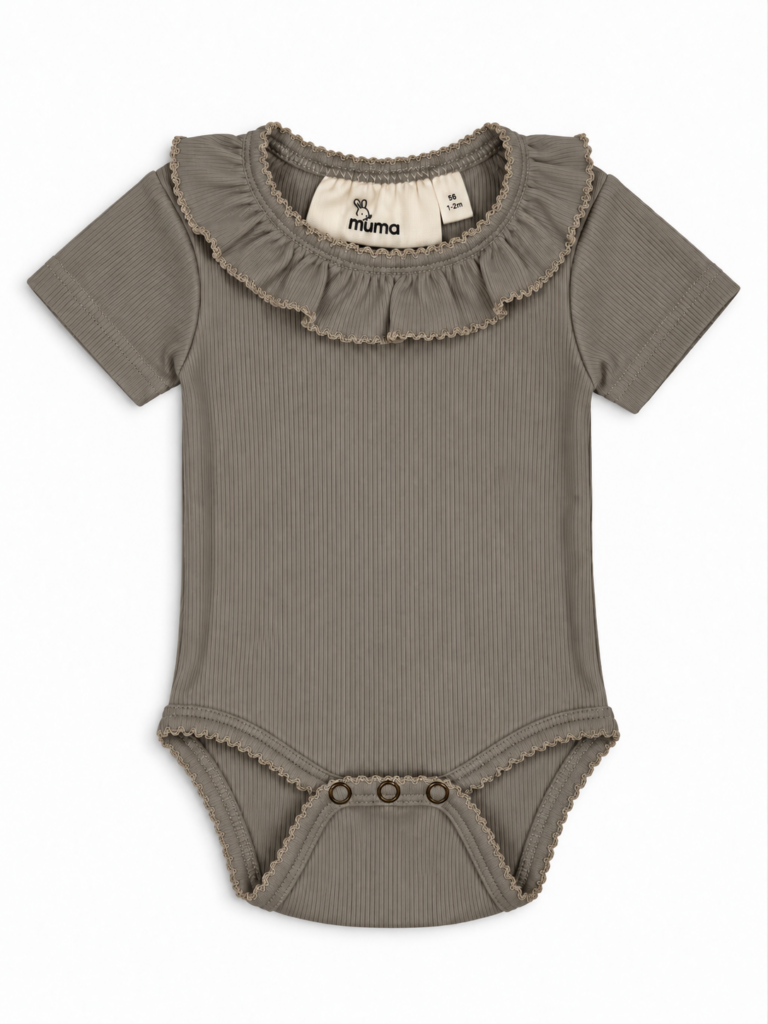 Kortærmet ribbody med flæsekrave – Beige